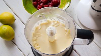 французские тосты с начинкой из сливочного сыра и малины