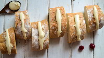 французские тосты с начинкой из сливочного сыра и малины