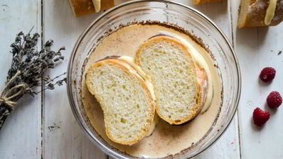 французские тосты с начинкой из сливочного сыра и малины