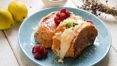 французские тосты с начинкой из сливочного сыра и малины