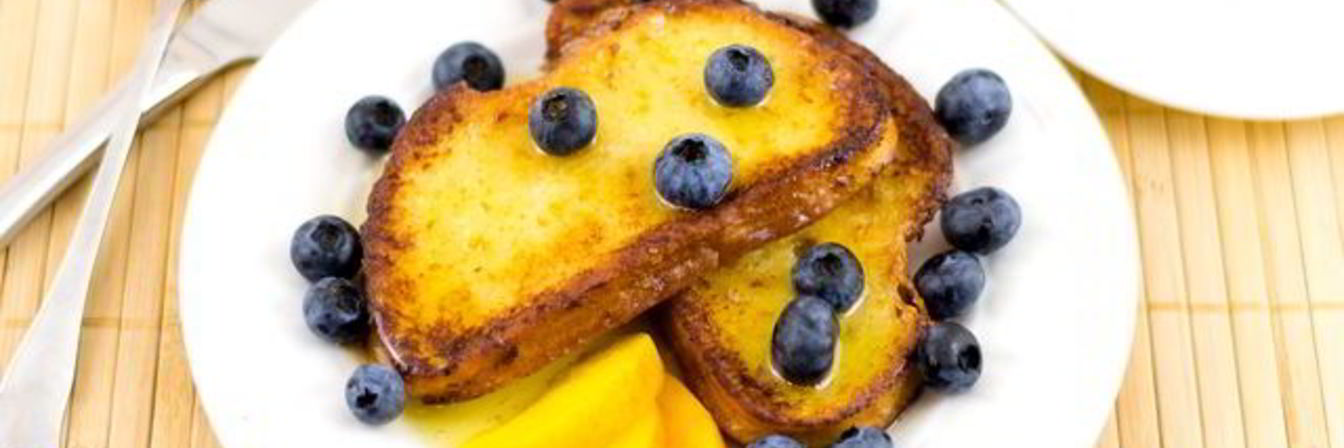 Французские тосты с ягодами и медом