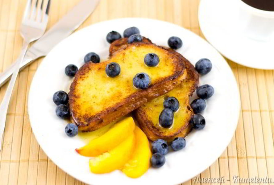 Французские тосты с ягодами и медом