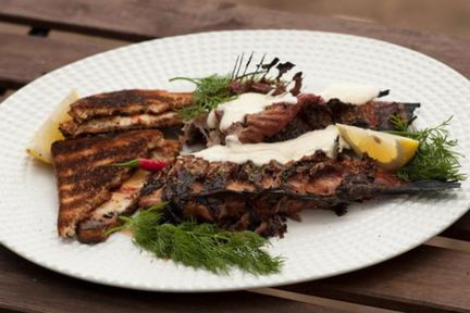 Копче ные караси с томатными тостами