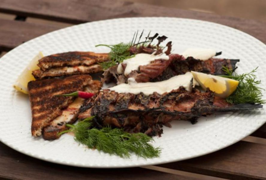 Копче ные караси с томатными тостами