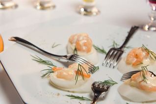 Луковые тосты с креветками