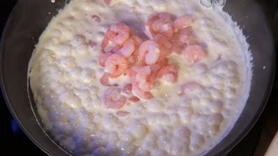 луковые тосты с креветками