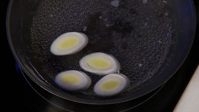 луковые тосты с креветками