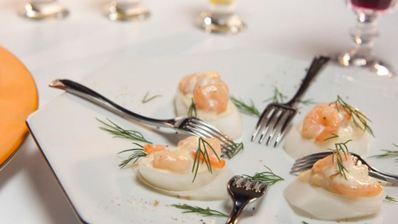 луковые тосты с креветками