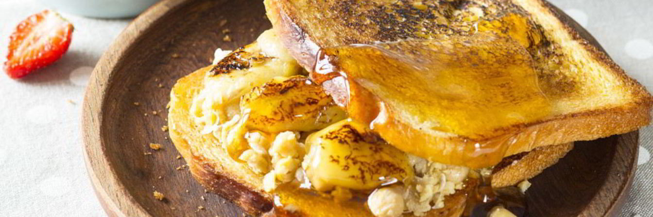 Тост с арахисовым маслом, жареными бананами и пастой из нута