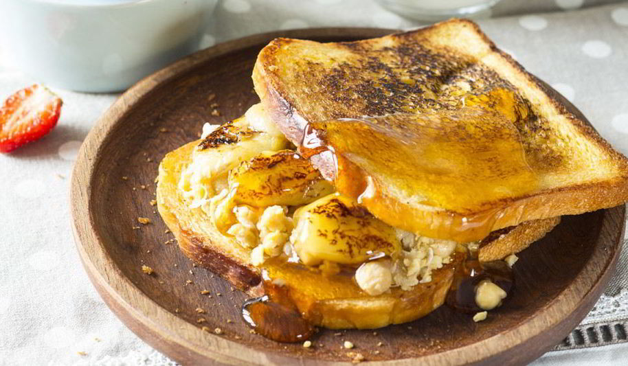 Рецепт тоста с арахисовым маслом, жареными бананами и пастой из нута