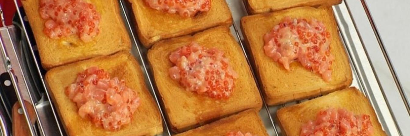 Тост с семгой и красной икрой