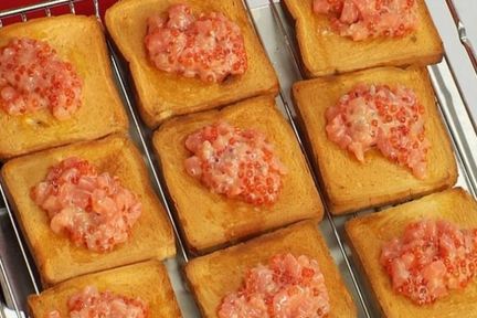 Тост с семгой и красной икрой