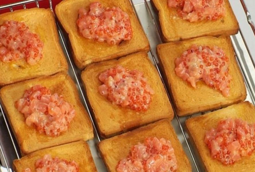 Тост с семгой и красной икрой
