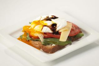 Тост с яйцом пашот