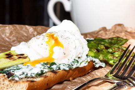 Тост со спаржей и яйцом-пашот