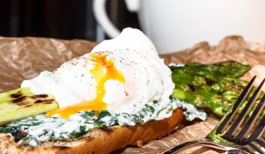 Рецепт тоста со спаржей и яйцом-пашот