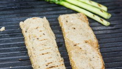 тост со спаржей и яйцом-пашот