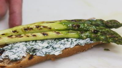 тост со спаржей и яйцом-пашот