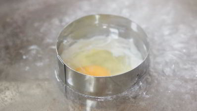 тост со спаржей и яйцом-пашот