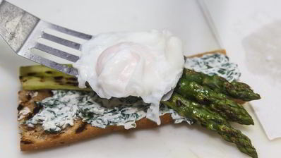 тост со спаржей и яйцом-пашот