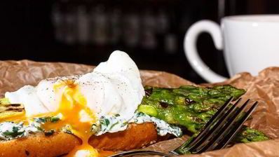 тост со спаржей и яйцом-пашот