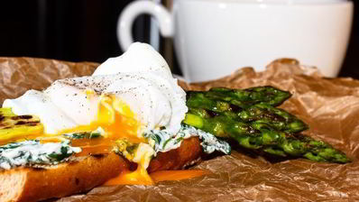 тост со спаржей и яйцом-пашот