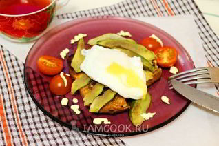 Тосты с авокадо и яйцом пашот