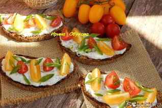 Тосты с чесночным соусом и помидорками