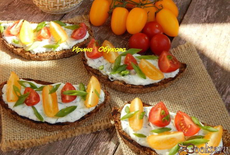 Тосты с чесночным соусом и помидорками