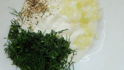 тосты с чесночным соусом и помидорками