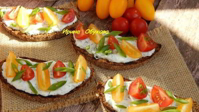 тосты с чесночным соусом и помидорками