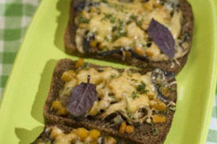 Тосты с грибами и тыквой