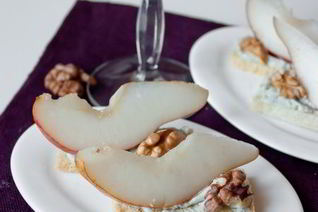 Тосты с грушами и голубым сыром