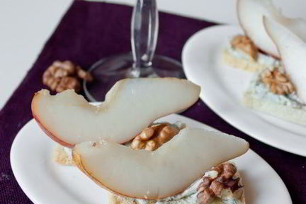 Тосты с грушами и голубым сыром