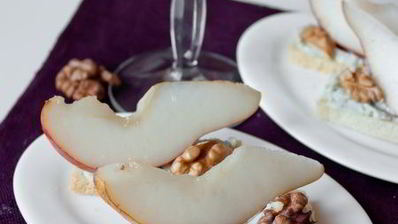 тосты с грушами и голубым сыром