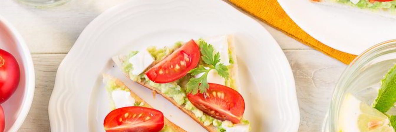 Тосты с гуакамоле и помидорами