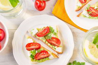 Тосты с гуакамоле и помидорами