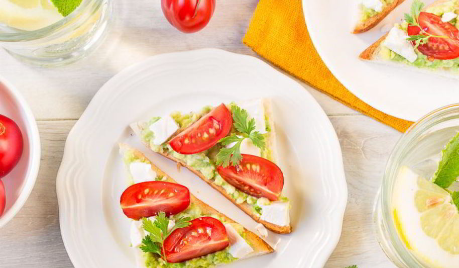 Рецепт тостов с гуакамоле и помидорами