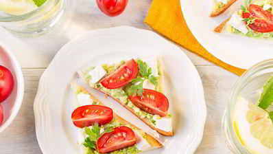 тосты с гуакамоле и помидорами