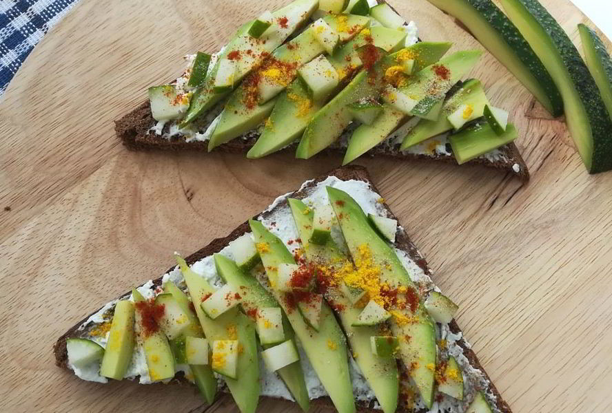 Тосты с каймаком и авокадо
