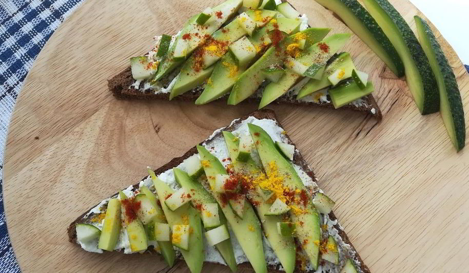 Рецепт тостов с каймаком и авокадо