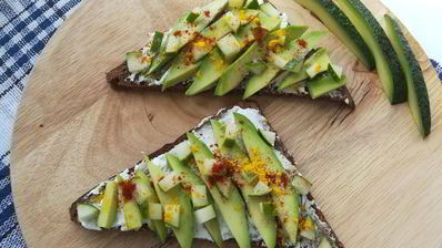 тосты с каймаком и авокадо