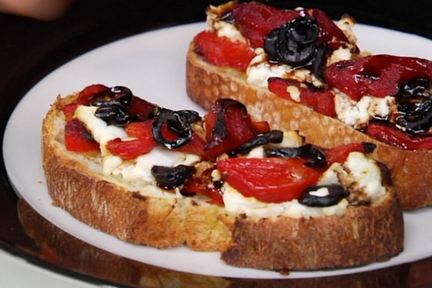 Тосты с козьим сыром