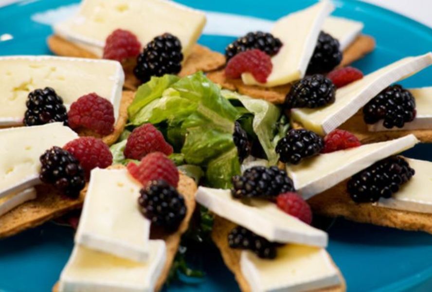 Тосты с малиной и ежевикой