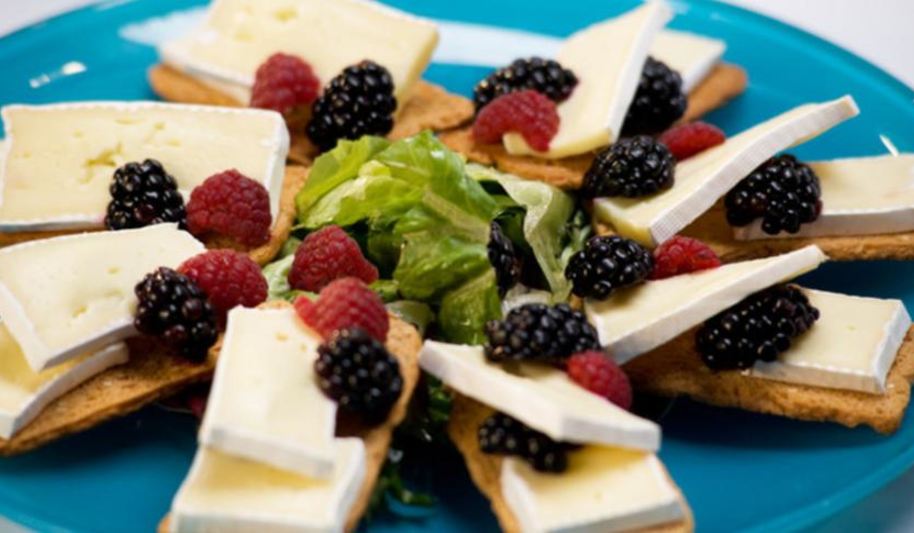 Рецепт тостов с малиной и ежевикой