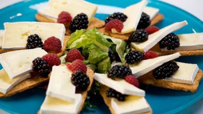 тосты с малиной и ежевикой