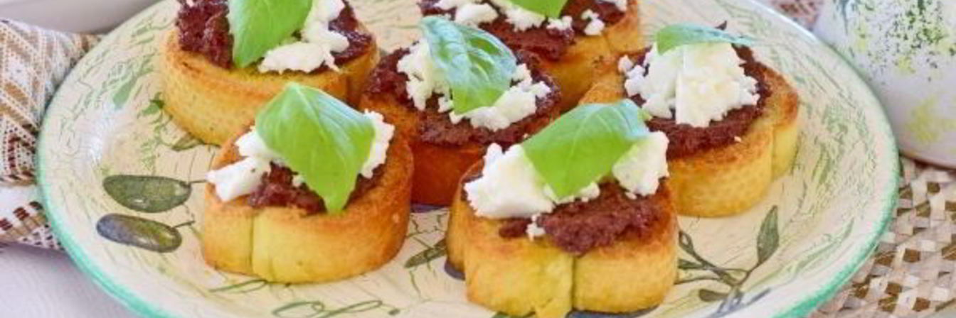 Тосты с оливковой пастой и сыром фета