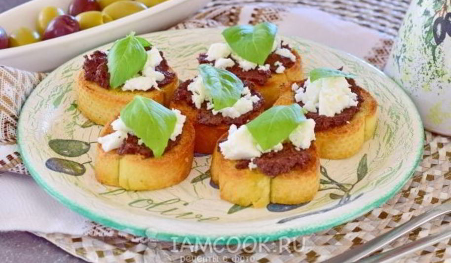 Рецепт тостов с оливковой пастой и сыром фета