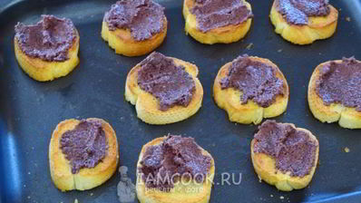 тосты с оливковой пастой и сыром фета