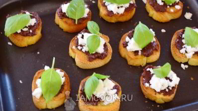 тосты с оливковой пастой и сыром фета